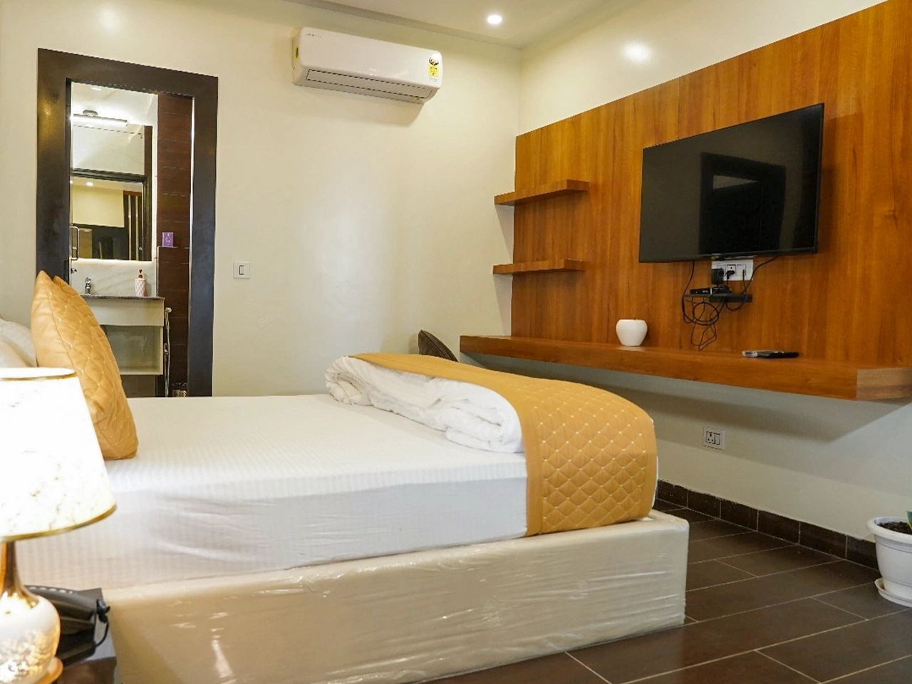 LUXURY ROOM  WITH PARK VIEW Thumbnail