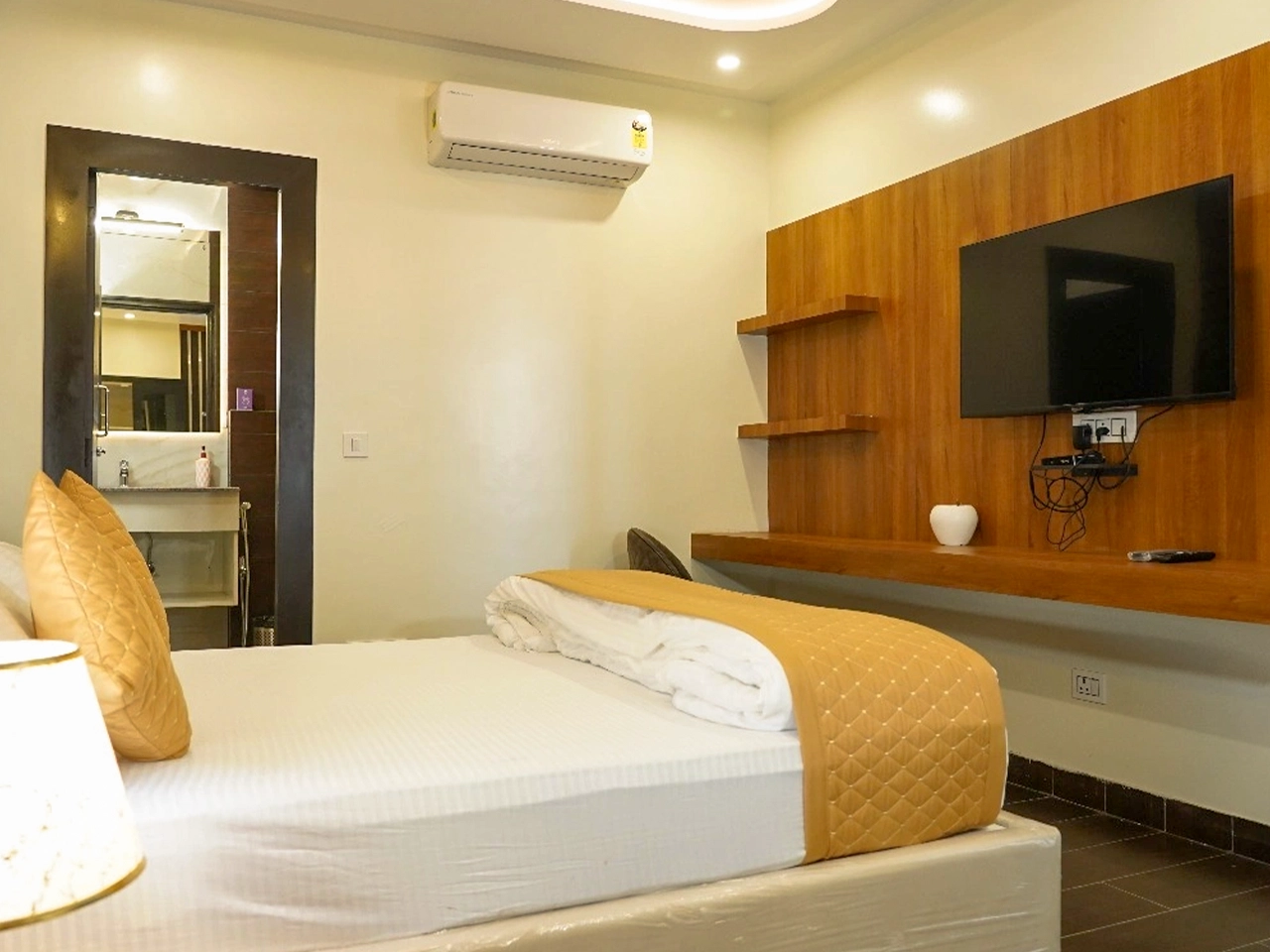 LUXURY ROOM  WITH PARK VIEW Thumbnail