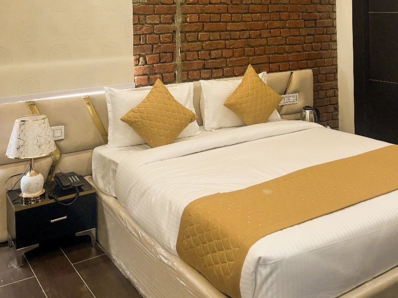 LUXURY ROOM  WITH PARK VIEW Thumbnail