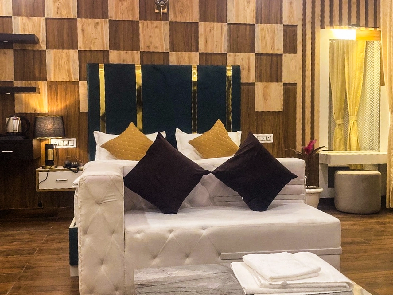 EXECUTIVE ROOM Thumbnail